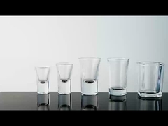 Kleines Likörglas mit runder Form und Konstruktion für einen zufriedenstellenden Schluck