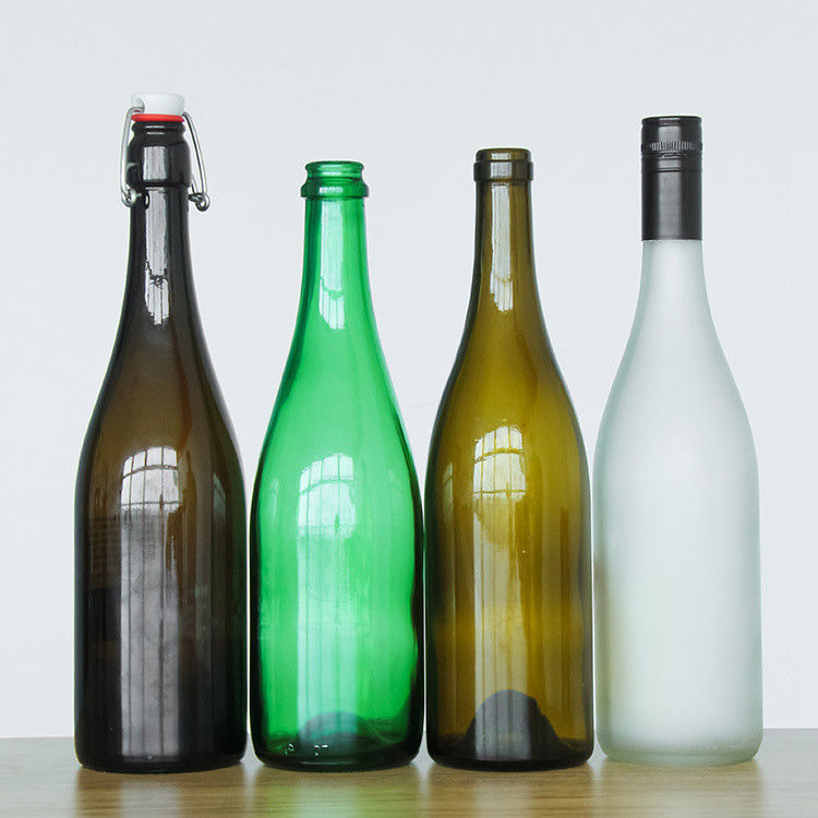 Leere 750 ml Bordeaux-Weinflasche mit Holzkorkdeckel