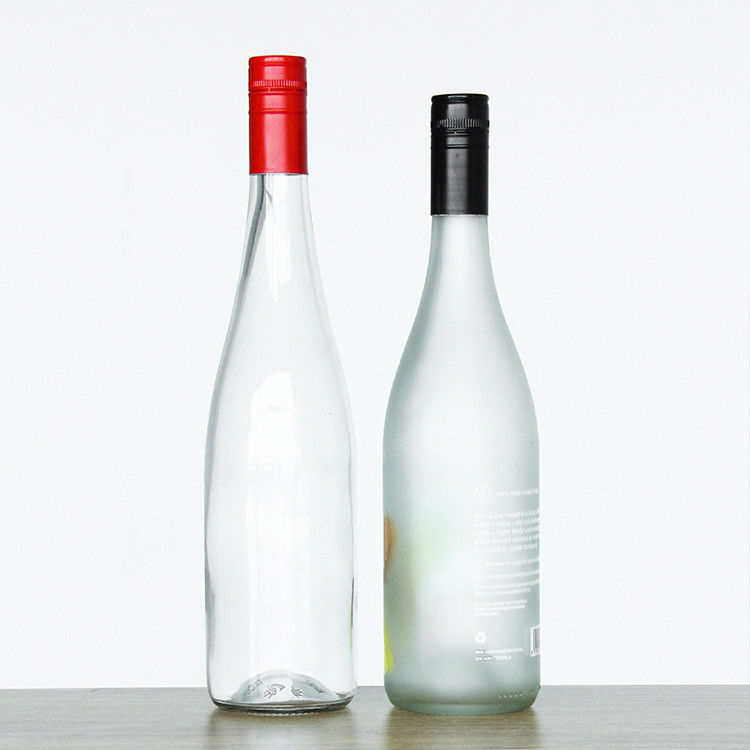 Leere 750 ml Bordeaux-Weinflasche mit Holzkorkdeckel