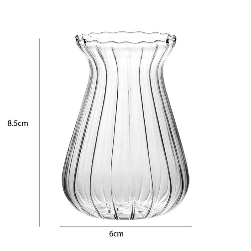 Durchsichtige Glasvase im klassischen Stil für die Verzierung des Esstisches