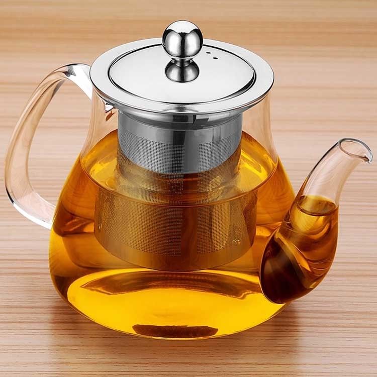 Glasteekanne und -Kessel mit Tassen für Kaffee