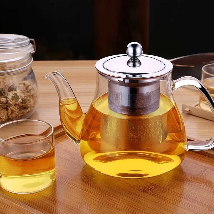 Glasteekanne und -Kessel mit Tassen für Kaffee