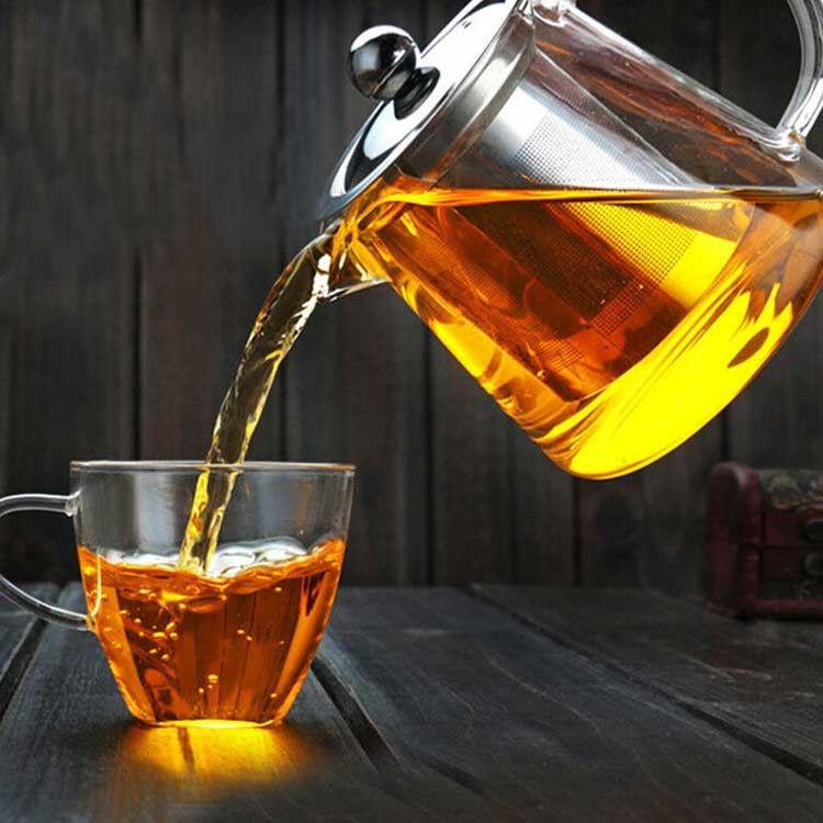 Glasteekanne und -Kessel mit Tassen für Kaffee