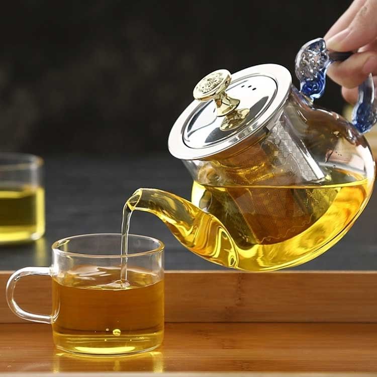 Glasteekanne und -Kessel mit Tassen für Kaffee